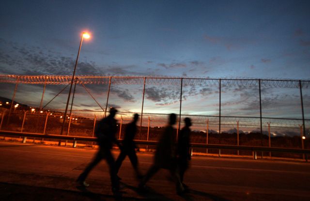 Επιχείρηση απομάκρυνσης μεταναστών από ισπανική νησίδα ανοικτά των αφρικανικών ακτών